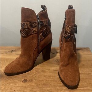 Donald J Pliner Oli Chestnut Brown Suede Side Zip Block Heel Ankle Boots Sz. 5.5